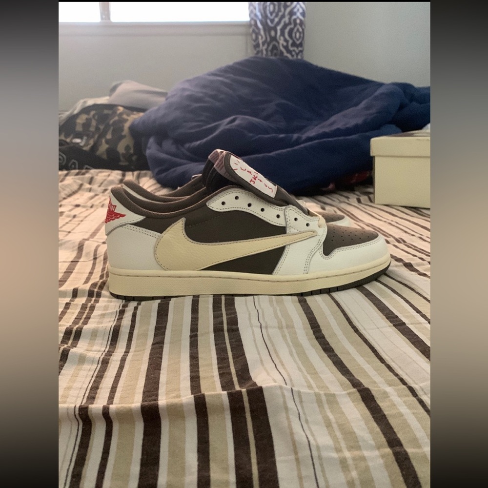 Travis scott jordan 1 low reverse mochas
